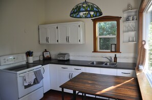 Private kitchen - Riverside Forest Cabin Retreat – Peaceful Escape Near FIFA World Cup Action (Langley Township)