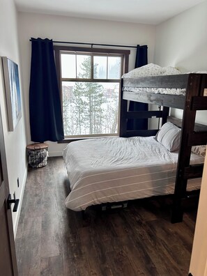 Room - Spectacular Mountain Condo! (Fernie)
