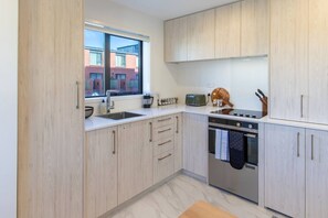 Fridge, microwave, oven, stovetop - Central Hereford St Stay Near Cafés & Transport (Christchurch)