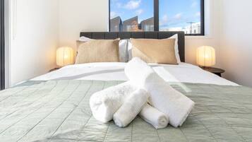 Tabla de planchar con plancha, wifi y ropa de cama
