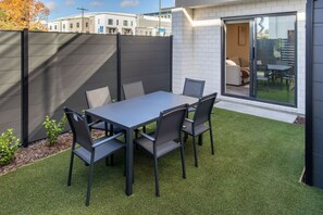 Outdoor dining - Central Hereford St Stay Near Cafés & Transport (Christchurch)