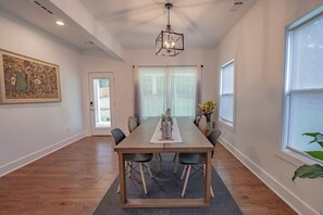 Dining - 3 Bdr Home Close to Downtown Atlanta | 15 mins to FIFA World Cup Matches (East Point)