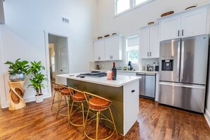 Fridge, microwave, oven, stovetop - 3 Bdr Home Close to Downtown Atlanta | 15 mins to FIFA World Cup Matches (East Point)