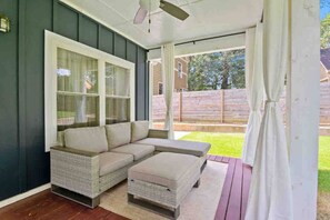 Terrace/patio - 3 Bdr Home Close to Downtown Atlanta | 15 mins to FIFA World Cup Matches (East Point)