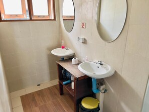 Zweibettzimmer, Stadtblick | Badezimmer