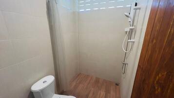 Tvåbäddsrum - utsikt mot staden | Badrum