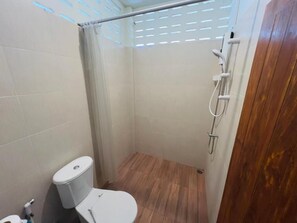 Chambre avec lits jumeaux, vue ville | Salle de bain