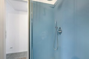 Shower, bidet, towels - Casetta Azzurra Capalbio, Capalbio, Italy (Capalbio)