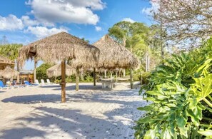 Property grounds - 3-bedroom 2BA condo near Disney! In a private resort! With beach! Pools!Hot tub! (Davenport)