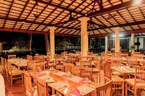Outdoor dining - Gimanhala Hotel (Dambulla)