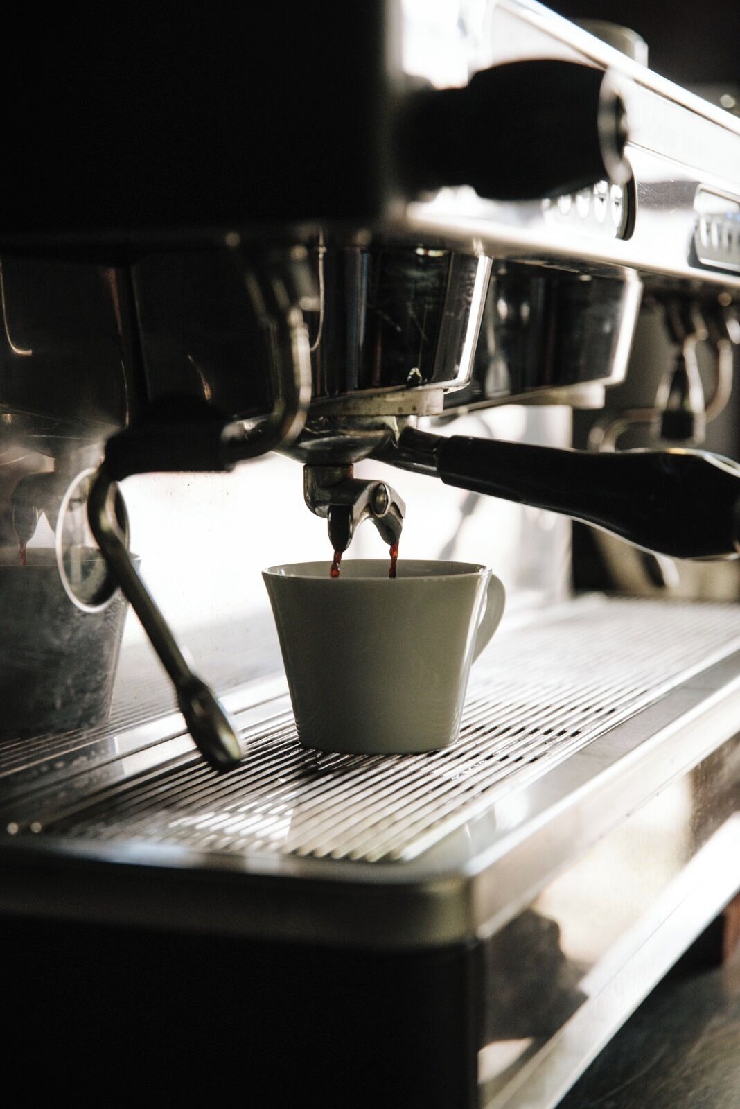 Une machine à expresso verse du café dans une tasse.