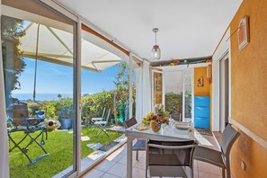 Outdoor dining - Petit Village - Garden and Sea View, Roquebrune-Sur-Argens, France (Roquebrune-Sur-Argens)