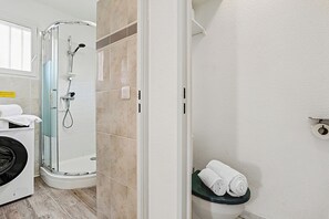 Shower, towels - Petit Village - Garden and Sea View, Roquebrune-Sur-Argens, France (Roquebrune-Sur-Argens)