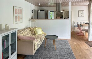 Smart TV, fireplace - 3 bedroom beautiful home in Dronningmølle (Dronningmølle)