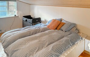 3 bedrooms, iron/ironing board, travel cot, free WiFi - 3 bedroom beautiful home in Dronningmølle (Dronningmølle)