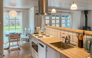 Kjøleskap, kokeplater, oppvaskmaskin og kaffetrakter/tekoker