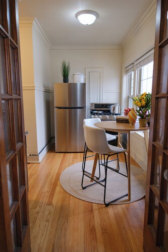 Charming Apartment in Rivinia Highland Park Close to Metra and Beach