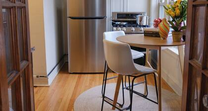 Charming Apartment in Rivinia Highland Park Close to Metra and Beach