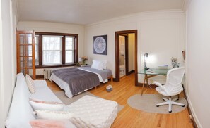 1 habitación, tabla de planchar con plancha, internet y ropa de cama 