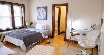 Charming Apartment in Rivinia Highland Park Close to Metra and Beach