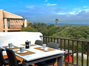 Outdoor dining - Vrbo Property (Stintino)