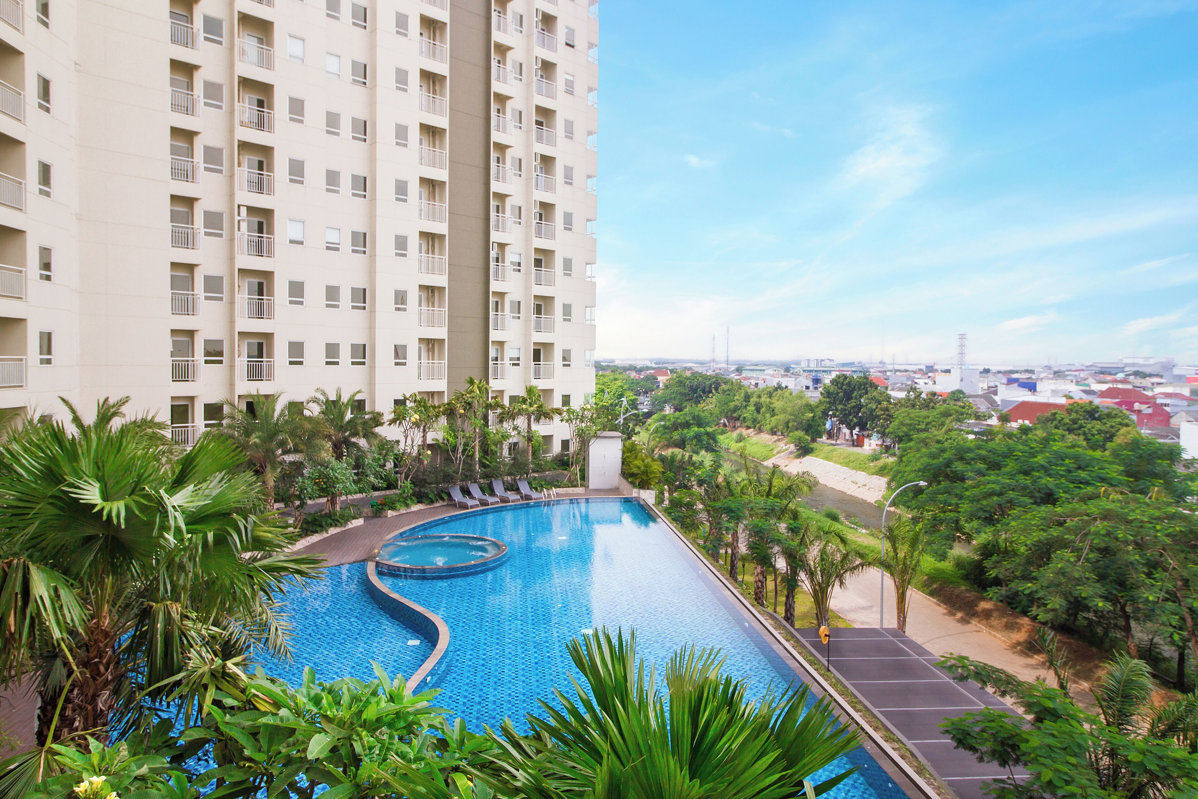 2 outdoor pools