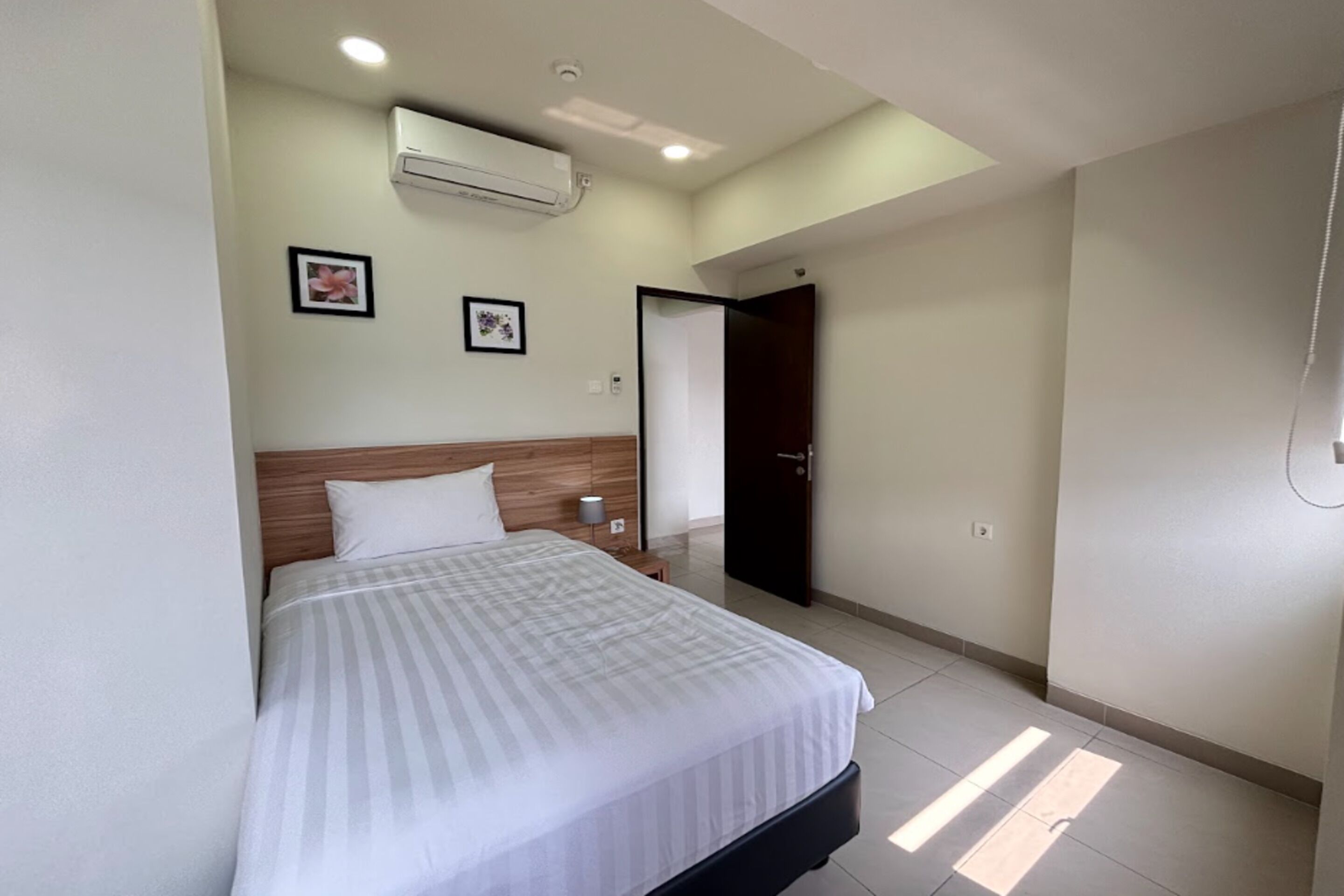 Phòng Suite Premier, 2 phòng ngủ, ban công, quang cảnh thành phố | Bàn, bàn ủi/dụng cụ ủi quần áo, truy cập Internet không dây miễn phí 