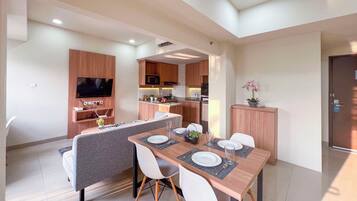 Deluxe Apartment, 2 Bedrooms, Balcony, City View | Dining