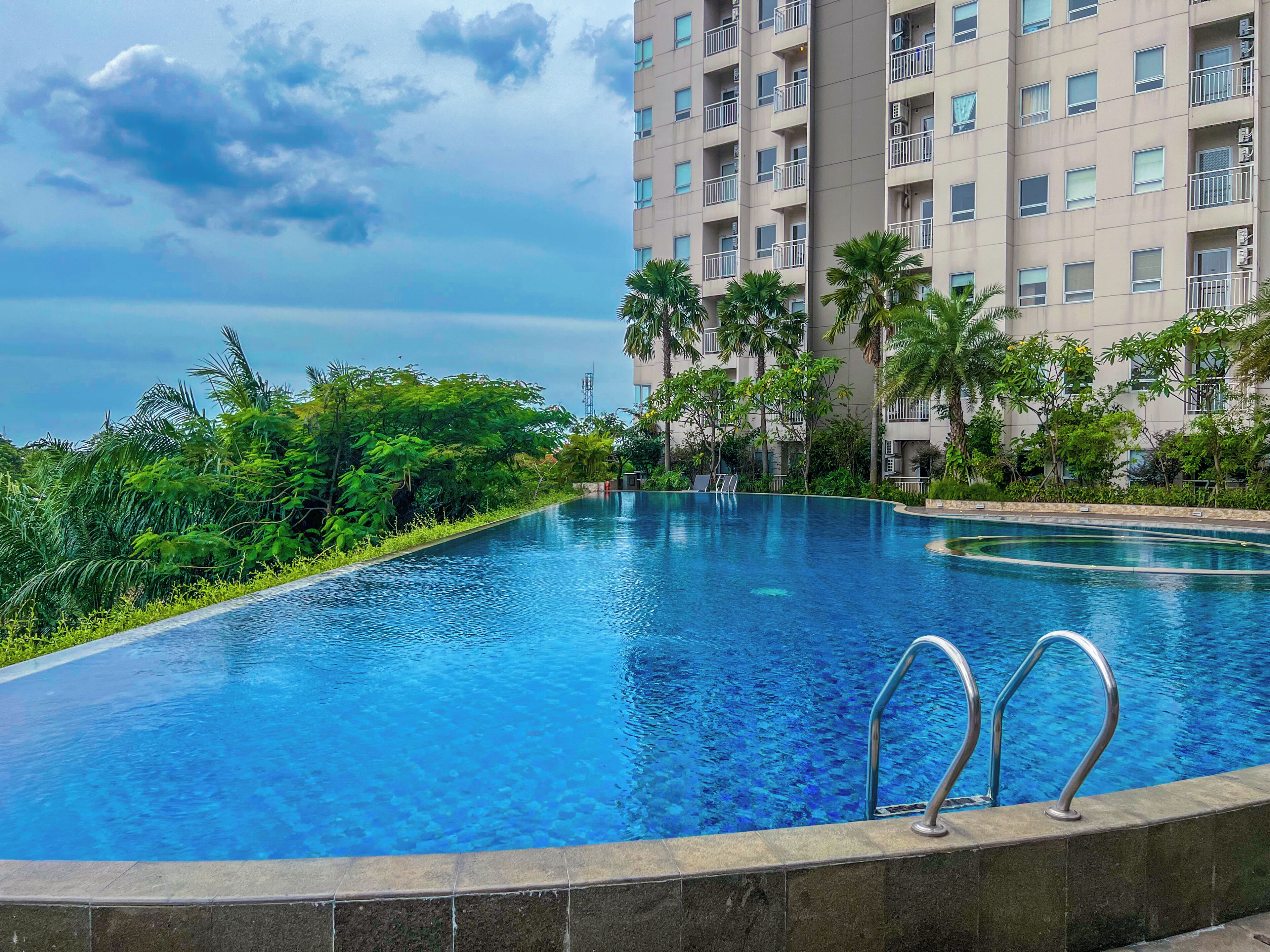 2 outdoor pools