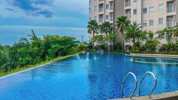 2 outdoor pools