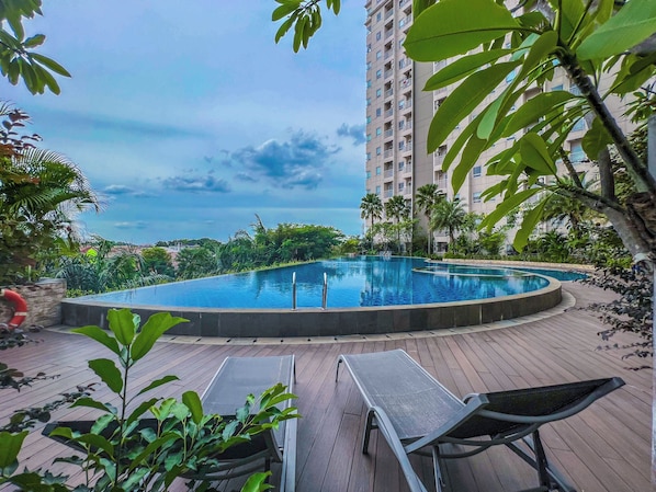 2 outdoor pools