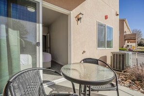 Outdoor dining - 4BR/4BA w/ Patio - Sleeps 8 - Minutes to Garden of the Gods (Colorado Springs)