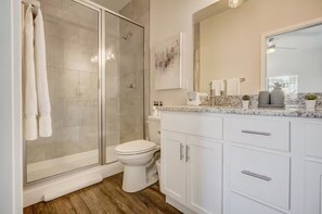 Dusche, Handtücher, Seife, Toilettenpapier