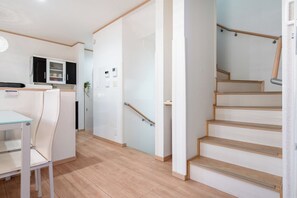 Comfort House, 5 Bedrooms, Non Smoking, Balcony | Interior