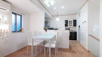 Comfort House, 4 Bedrooms, Non Smoking, Balcony | Dining