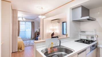 Comfort House, 5 Bedrooms, Non Smoking, Balcony | Private kitchen