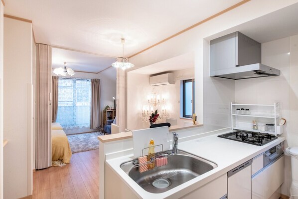 Comfort House, 5 Bedrooms, Non Smoking, Balcony | Private kitchen