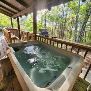Outdoor spa tub - Sundance Retreat - Pet Friendly Mountaintop Cabin (Sevierville)