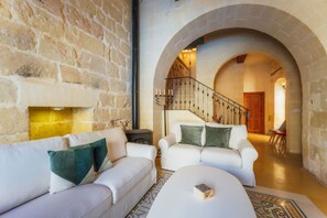 5 bedrooms - Authentic Xag ra Farmhouse With Private Pool (Xaghra)