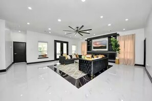 Interior - Jungle Dream Oasis- Pool/Pickle Ball/ Game (Houston)