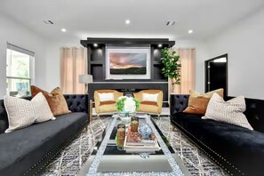 Living area - Jungle Dream Oasis- Pool/Pickle Ball/ Game (Houston)