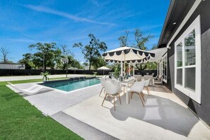 Outdoor dining - Jungle Dream Oasis- Pool/Pickle Ball/ Game (Houston)