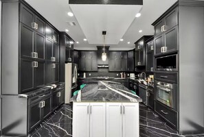 Private kitchen - Jungle Dream Oasis- Pool/Pickle Ball/ Game (Houston)