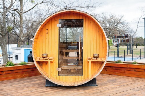 Sleeps 30, Private Ranch, 15 acre, Pool, Pond, sauna, pikleball court near DFW