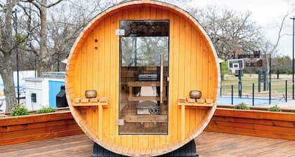 Sleeps 30, Private Ranch, 15 acre, Pool, Pond, sauna, pikleball court near DFW