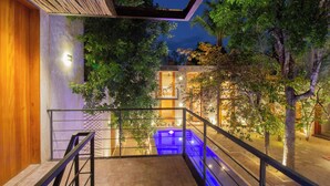 A modern outdoor area with a pool, a wooden structure, and a staircase. - Hotel Boutique Alma Peregrina (Valladolid)