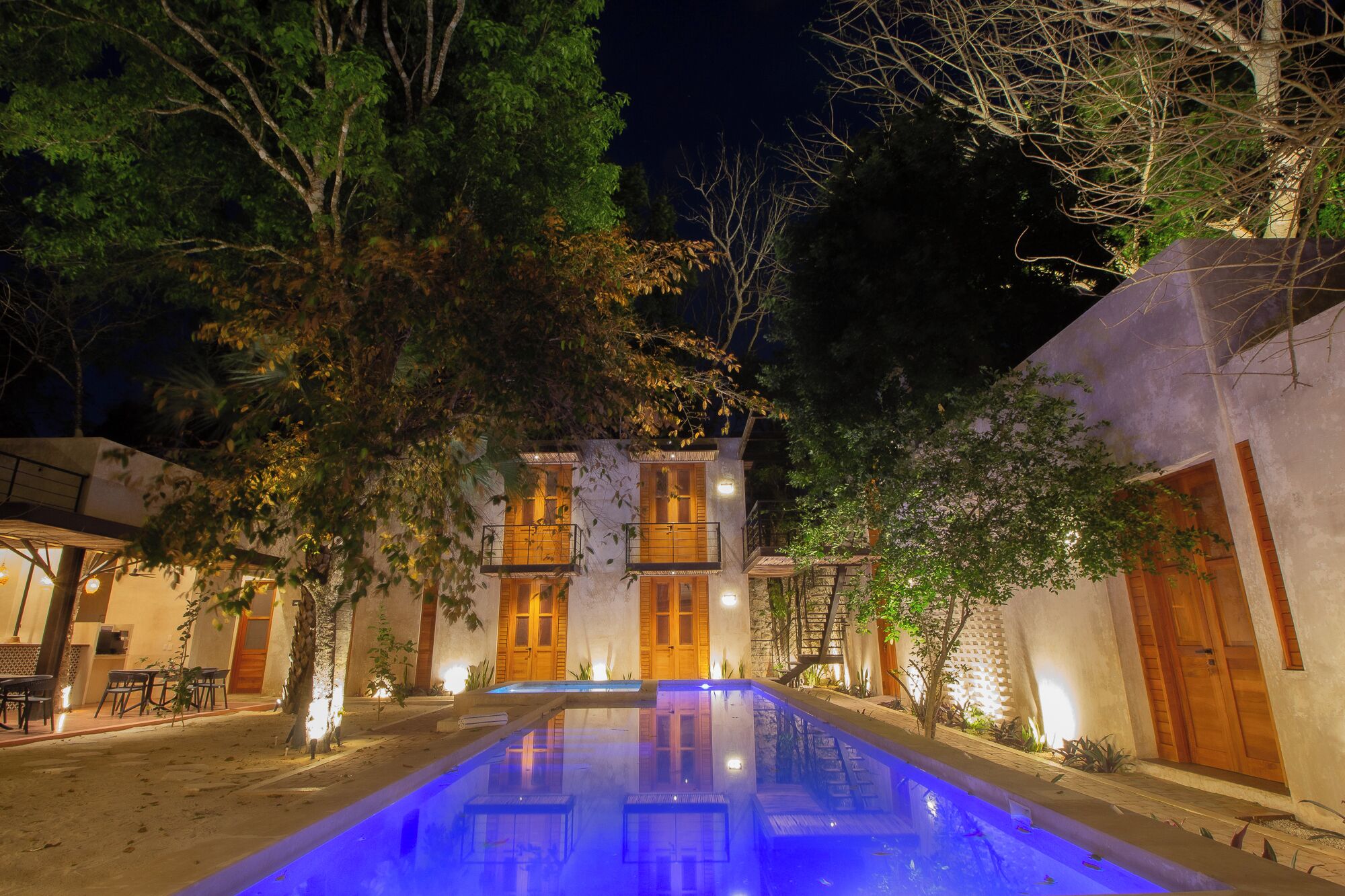 Una piscina al aire libre