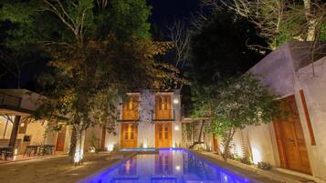 Una piscina al aire libre