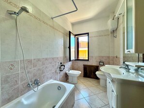 Bathroom - "Mirto         House" (Cardedu)