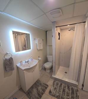 Bathroom - Private Entrance, Lower suite, 1 bedroom, exclusively yours, nice neighborhood (Pickering)